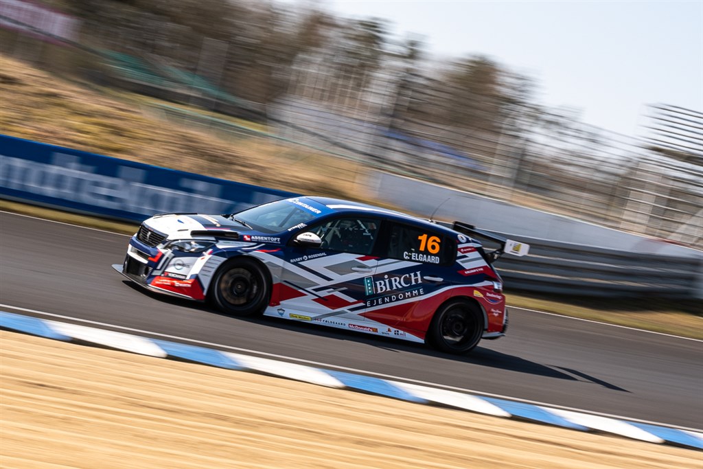 Casper Elgaard endte med bedste tid af Peugeot-racerne i feltet.
(Foto: Kim Gripping/TCR Denmark)